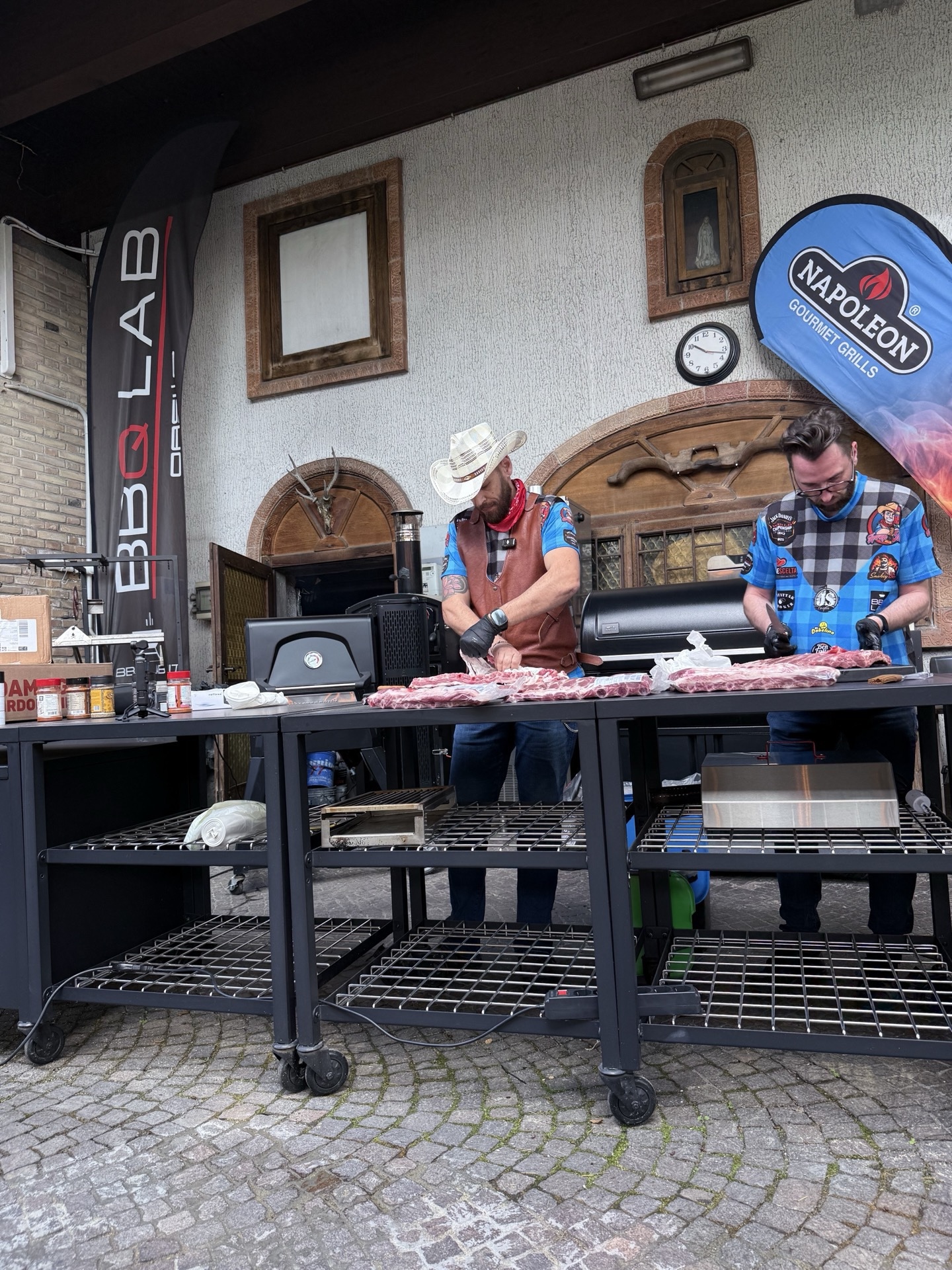 Corso BBQ presso BBQLAB — Average Joe BBQ Team al lavoro