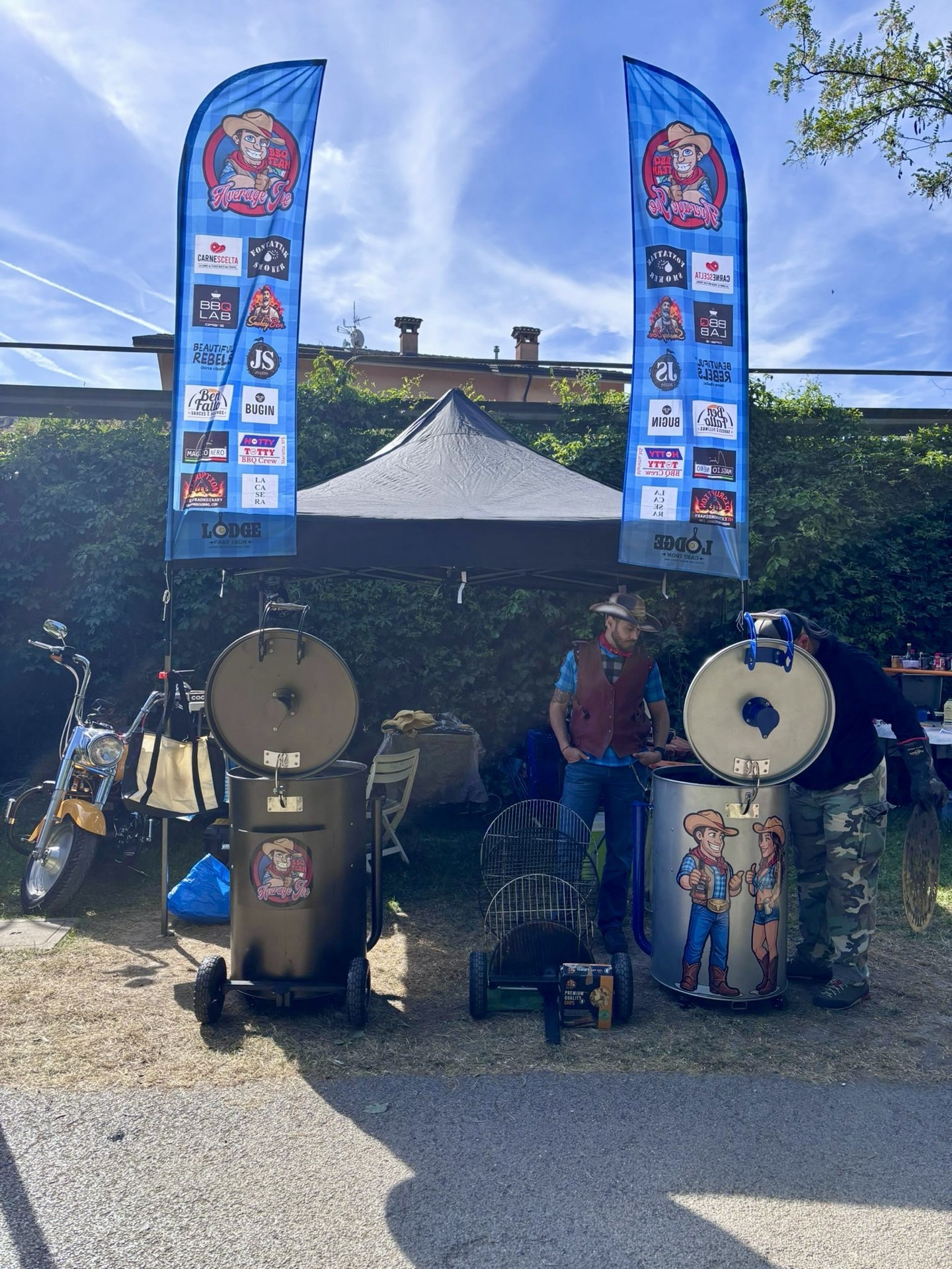 Stand del team in gara con smoker e bandiere Average Joe BBQ Team